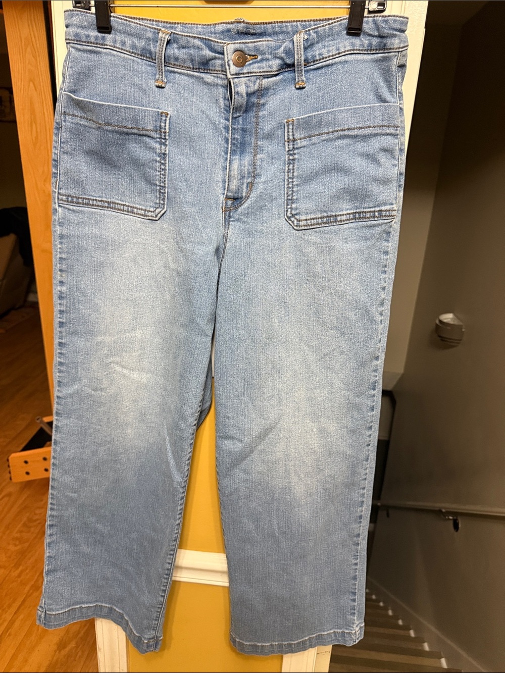 Energie Light Wash Wide-Leg Capri Jeans with Front Patch Pockets Retro 70’sstyle